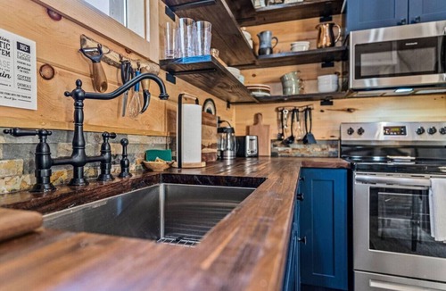 Rogers Cabin | EagleRock Retreat- Pet Friendly, Hot Tub, Firepit, WiFi