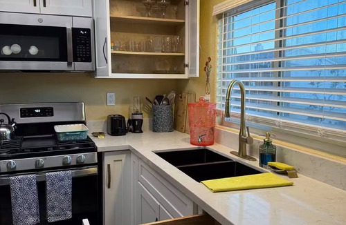 Hesperia House | Earthy Luxe Guesthouse-Fully Fenced- W/D in unit