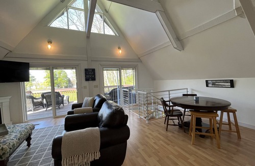 Skaneateles House | East Side 4 Bdrm on Skaneateles Lake, firepit, paddle boards, 5 miles to village