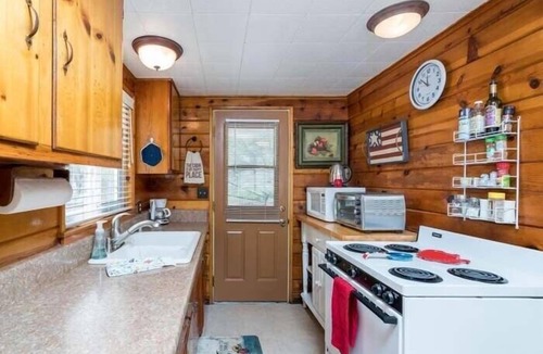 Shaver Lake Cabin | East Village Shaver Lake Cabin - Mellow Yellow