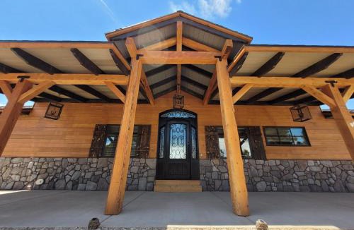 Zion National Park East Entrance House | East Zion Mesa Retreat- Luxury, Hot Tub, Resort Amenities
