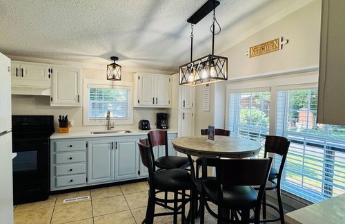 Put-in-Bay House | Easy Stay w/2 Parking Spots | 8 ppl | IC83