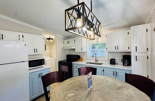Put-in-Bay House | Easy Stay w/2 Parking Spots | 8 ppl | IC83
