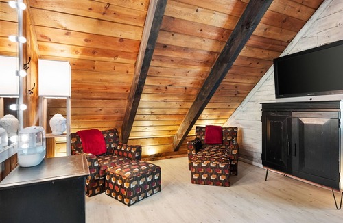 Mountain Club Cabin | Easy Walk to Downtown Whiskey Row. A Log Cabin in the Pines.
