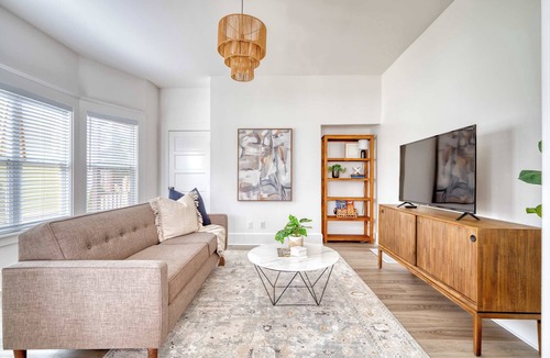 King House | Eclectic 2BR - Victorian Charm - Steps to Fun