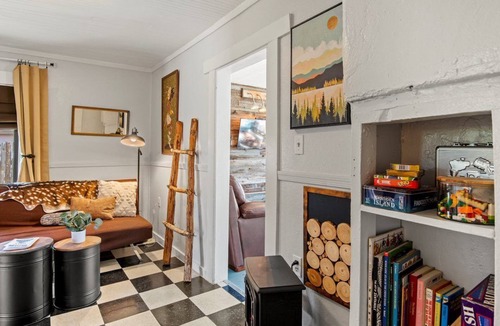 Southside House | Eclectic & Fun Lumberyard Urban Cabin #1 in downtown, next to NAU