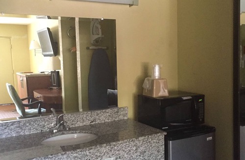 Northwest Hotel | Econo Lodge Inn & Suites Virginia Beach - Norfolk