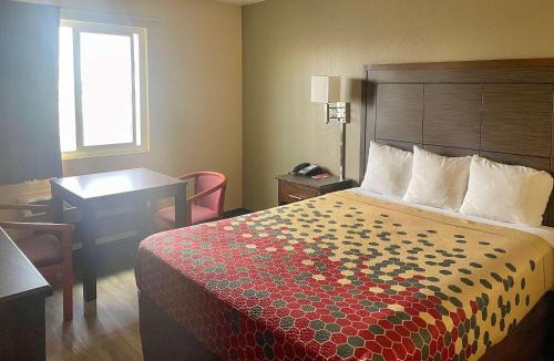 Corning Hotel | Econo Lodge Inn & Suites Corning Travel Center