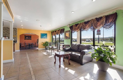 Hillview Hotel | Econo Lodge Inn & Suites Brooks - Louisville South