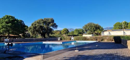 Lecci Apartment | Eden Cala Rossa appartement 3 chambres et grande terrasse dans résidence hotelière Fiori di Cala Rossa à Lecci, avec grande piscine chauffée