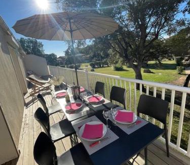 Lecci Apartment | Eden Cala Rossa appartement 3 chambres et grande terrasse dans résidence hotelière Fiori di Cala Rossa à Lecci, avec grande piscine chauffée