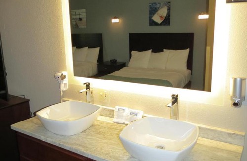 Put-in-Bay Hotel | Edgewater Hotel and Suites