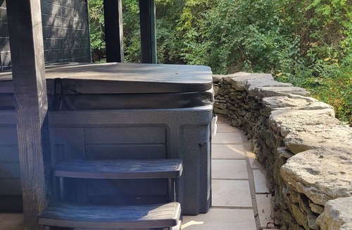Frankfort Cottage | Eire Cottage, Private Waterfall views, Hot tub. On Bourbon trail.