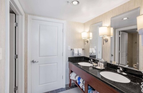 Northeast Virginia Beach Hotel | Elegant 4-Room Coastal Retreat – Fun, Comfort & Beach Access