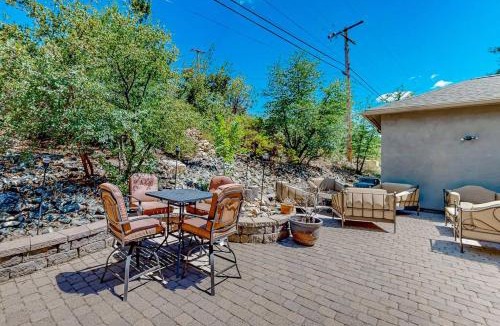 Hidden Valley Ranch House | Elegant Cabin Among the Pines-Views, Near Downtown