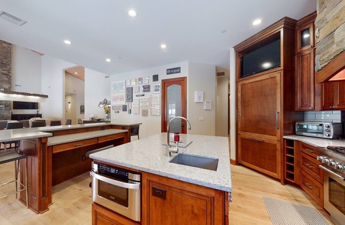 Flagstaff House | Elegant Flagstaff Golf Club estate with exquisite views, fireplace