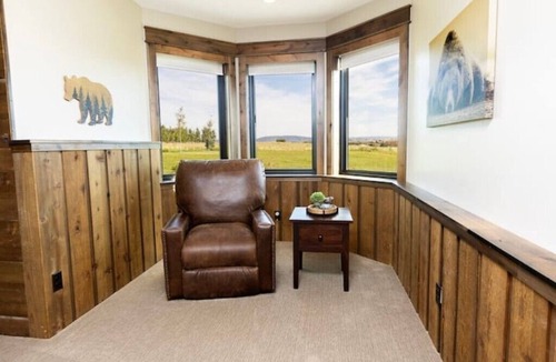 Ashton Cabin | Elegant Grand Cabin w/Hot Tub