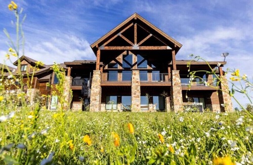 Ashton Cabin | Elegant Grand Cabin w/Hot Tub