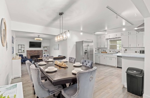 Clovis House | Elegant Hot tub l Fire Pit l BBQ l Oldtown Clovis