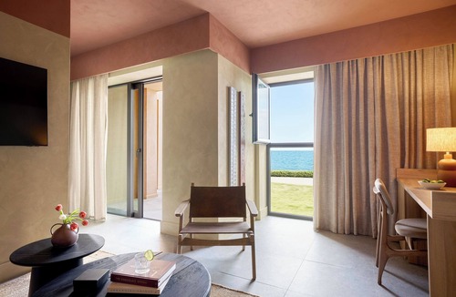 Pefki Hotel | Ella Rocrita