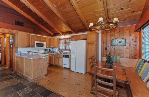 Cedar Glen House | Emerald Arrowhead Haus - Hot Tub & Game Room