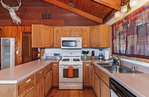 Cedar Glen House | Emerald Arrowhead Haus - Hot Tub & Game Room