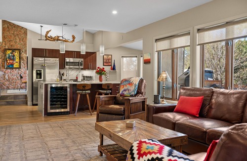 Oak Creek House | Enchanted Desert Oasis – 5 Bd, 3.5 Ba, Sleeps 10, Resort Backyard & Hot Tub