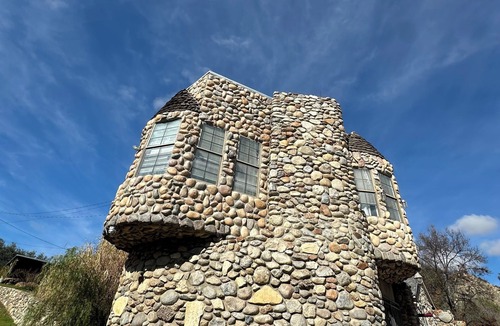 Springville House | Enchanting Castle with Nature View to Relax
