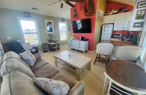 Chincoteague Cottage | Endless Sunsets- 1BR Waterfront with Private Dock & Screened Porch