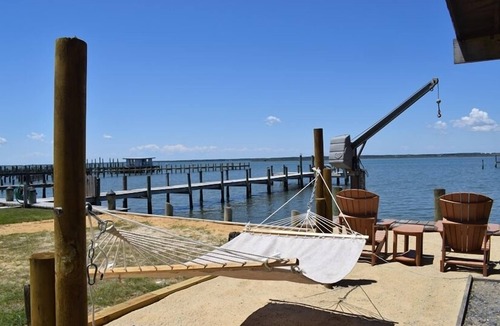 Chincoteague Cottage | Endless Sunsets- 1BR Waterfront with Private Dock & Screened Porch