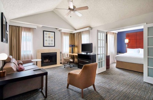 Parole Hotel | Enjoy a Hassle-Free Stay! Pet-Friendly, Close to William Paca Garden