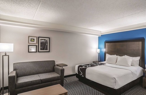 Ahwatukee Foothills Hotel | Enjoy Complimentary Breakfast from the Comfort of a Spacious Room