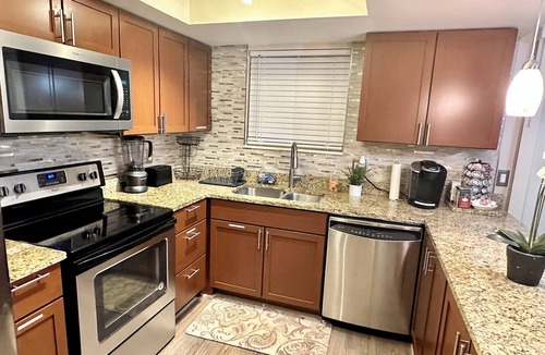 Dayton House | Enjoy Entire Townhome in the Heart of Suburbs