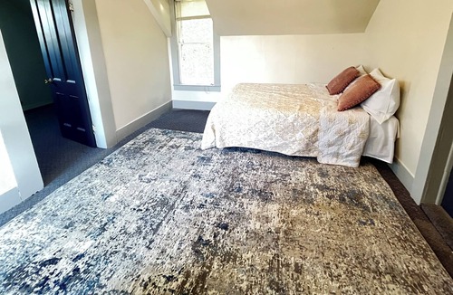 Pullman House | Entire unit in downtown Pullman. Steps away from restaurants and bars