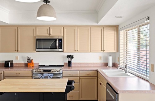 Copperwood House | Epic Family Getaway | Speakeasy, Pool, Basketball