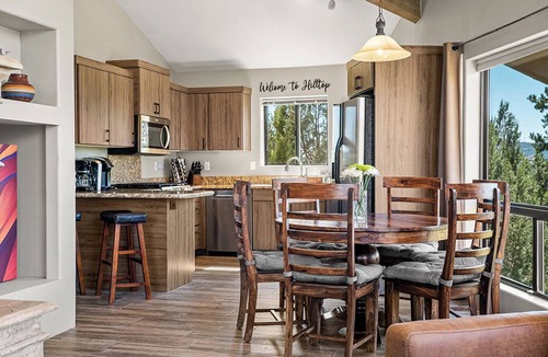 Uptown Sedona House | Epic views in Uptown with hot tub & 3 king beds