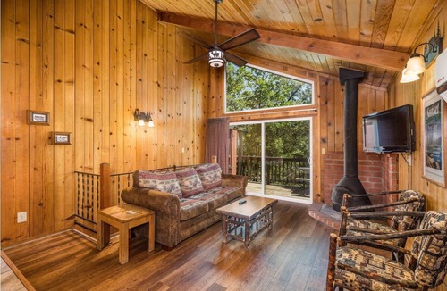 Bass Lake Hotel | Escape to Picturesque Lakeside Haven Near the Famous Yosemite & Bass Lake Thrill
