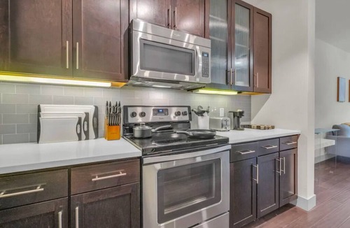 Fashion Square Apartment | Everything You Need In This Modern & Chic Space!