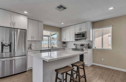 Country Meadows House | Exclusive retreat- Heated pool & BBQ grill