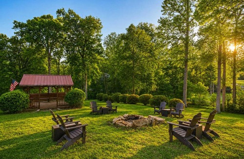 Leitchfield House | Expansive lakefront cabin with game room and yard