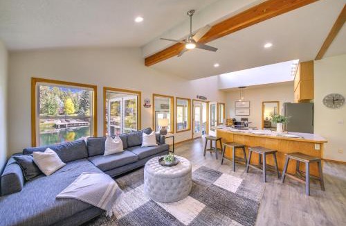 Sagle House | Expansive Waterfront Escape w/Kayaks + SUPs!