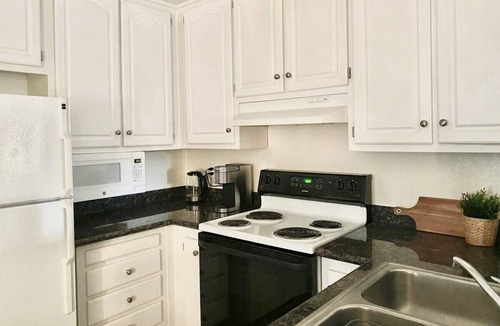 South Natomas Apartment | Experience Sacramento with Tranquil Lakeside Views