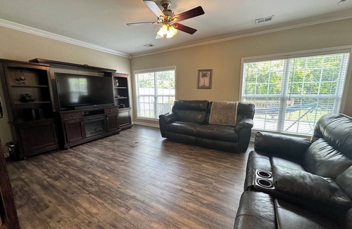 Lexington House | Experience the Grand Getaway: Centrally Located Luxury