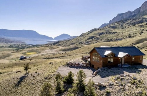 Cody House | Experience the Magic of Wapiti Valley in Luxury. Stunning Views-East Yellowstone