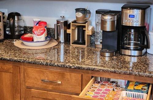 Post Falls House | Experience Your Comfy Home Base Getaway - NEW TESLA/EV CHARGER. 5-6 star