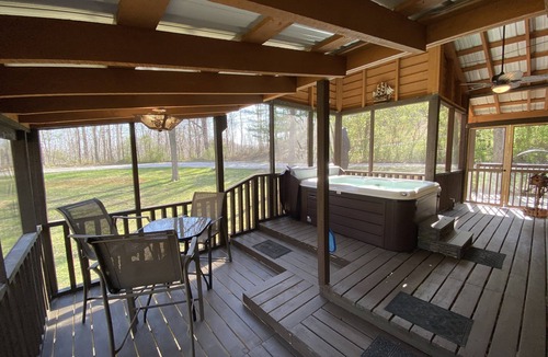 Denniston Cabin | Extra Nice Cabin 2 Fully Furn. Rooms+Hot Tub~Wi-Fi~ Barley the 12 'Bear