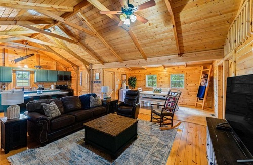 Cub Run Cabin | Fabulous 2-bedroom cabin in charming Cub Run