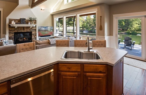 Sagle House | Fabulous Waterfront Home for Families and Friends, Pet Friendly