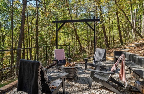 Laurelville Cabin | Family Cabin for 6 · Hot Tub · Fire Pit · Dogs OK