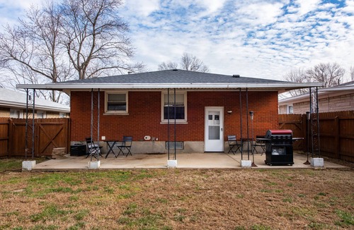 Iroquois House | Family Friendly 3 bed 2 bath close to many Louisville Landmarks